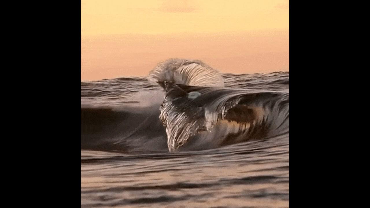 Море, волны. Моря и океаны. Бушующее море. Девушка идущая по волнам. Песня две волны.