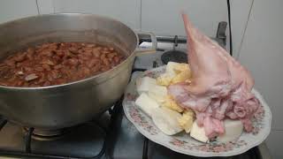 Cómo hacer unos ricos frijoles rancheros con yuca y oreja de cerdo