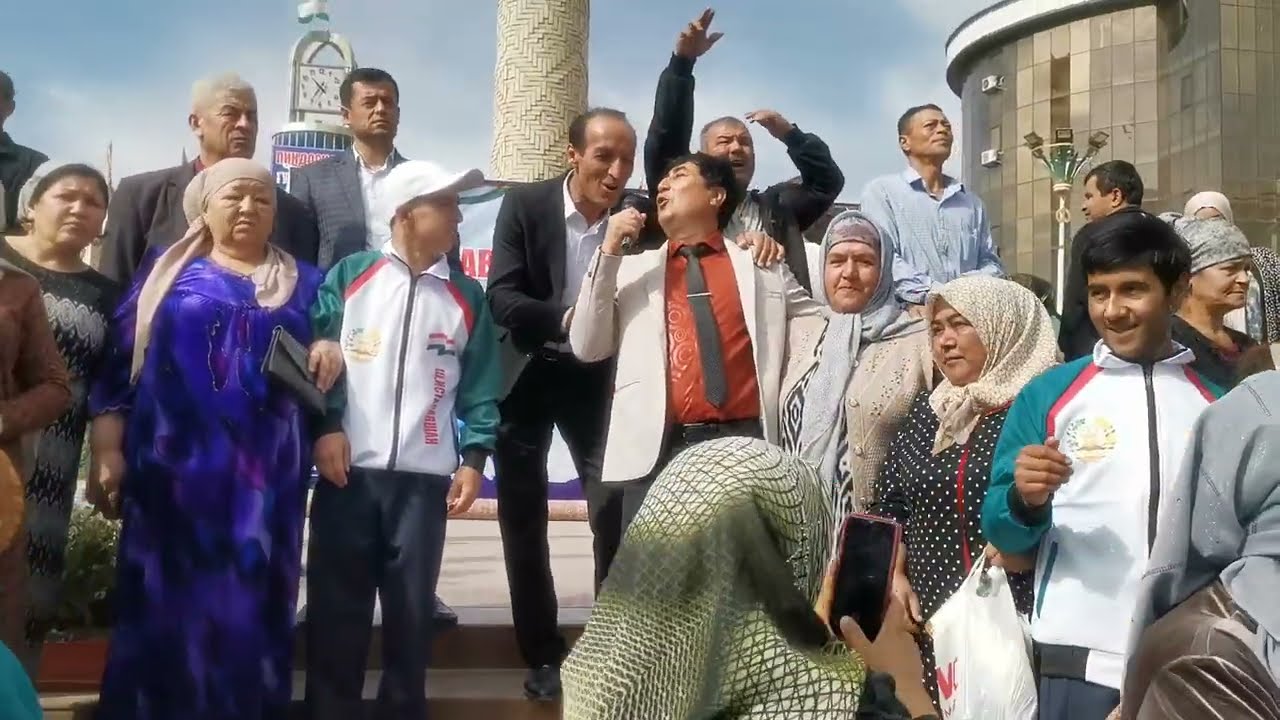 ГУСЕЛИ НАВАСКАРОН ДАР ШАХРИ ИСТАРАВШАН ДАР НАЗДИ МАЙДОНИ НИШОНИ ДАВЛАТИ. ТОЧИКИСТОН БА ПЕШ.