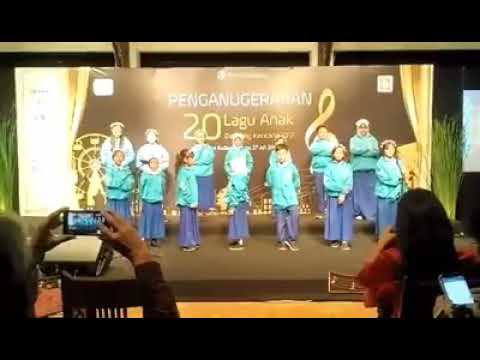 Percik Children Choir (PCC) membawakan Naik Becak Cipt: Ibu Sud , Arr. Tanti Hudoro