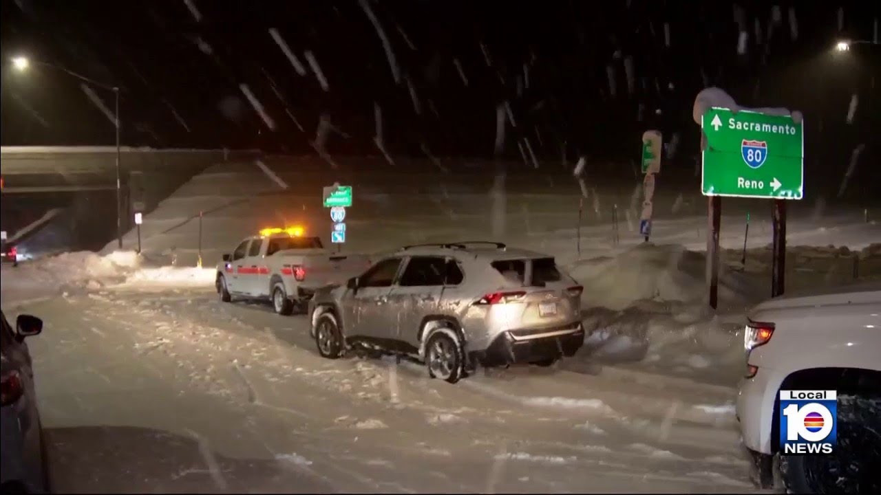 Winter storm brings heavy snow to northern California - YouTube