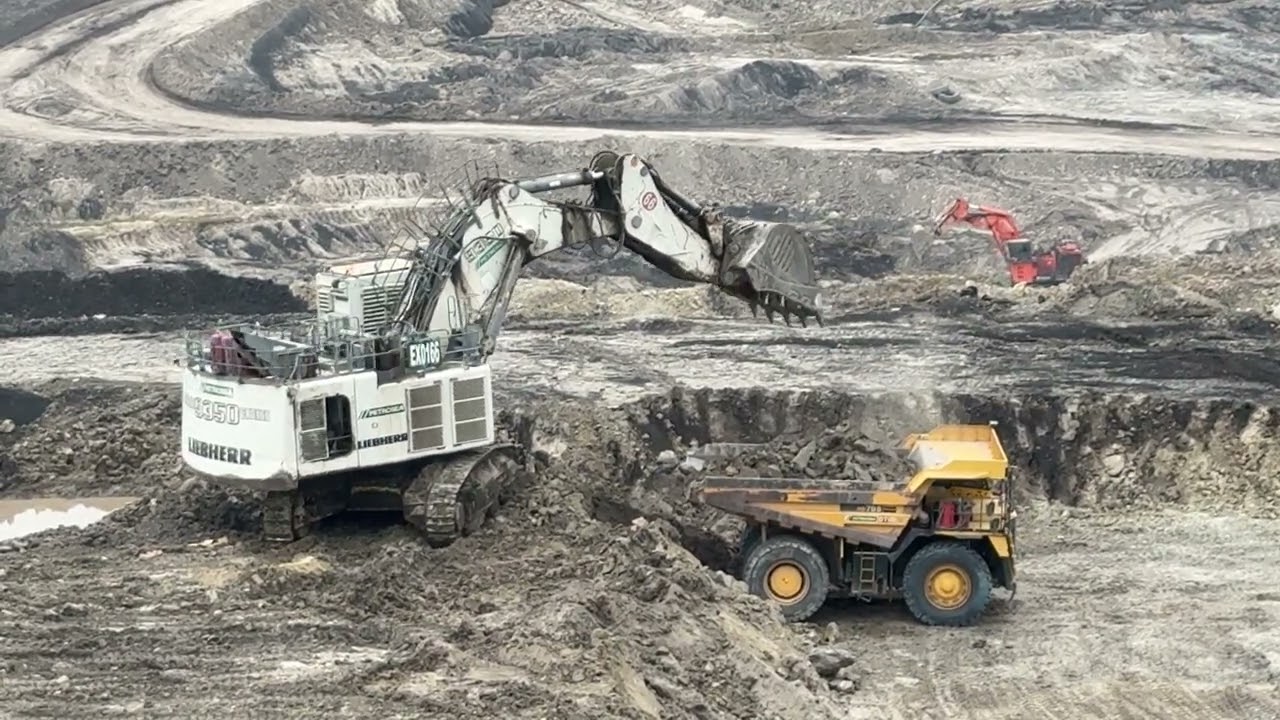 it's amazing to see the liebherr R 9350 with its great power