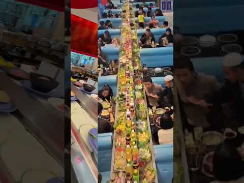 Ресторан без официантов: еду доставляет поезд! 🚄🍜