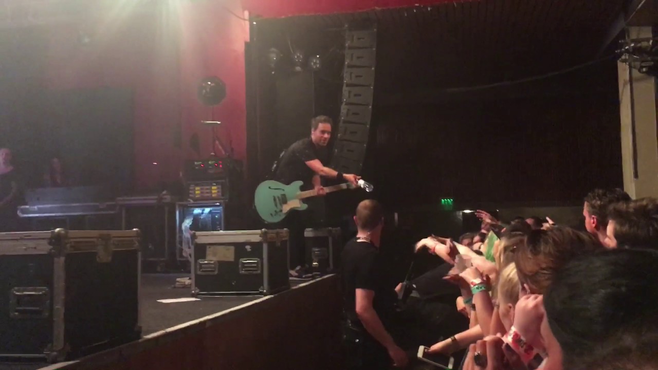 Simple Plan help out fainting fans / Band members introduction in ...