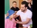 حرکت زیبا رضا بهرام برای دختر مبتلا به سرطان