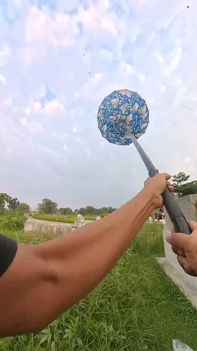 ngejar layangan putus pakai payung #layangan #kite #layanglayang #layanganputus #kitefighter