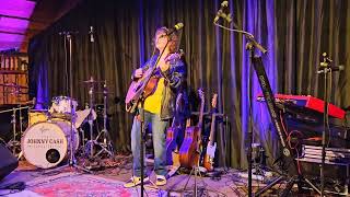 Zijn stem liet hem in de steek, maar het publiek niet!