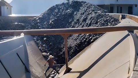 Barge unloading 3900 tons of cobblestone - Unloading cobblestone is always more relaxing