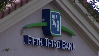 Police search for man who robbed Orlando bank at gunpoint