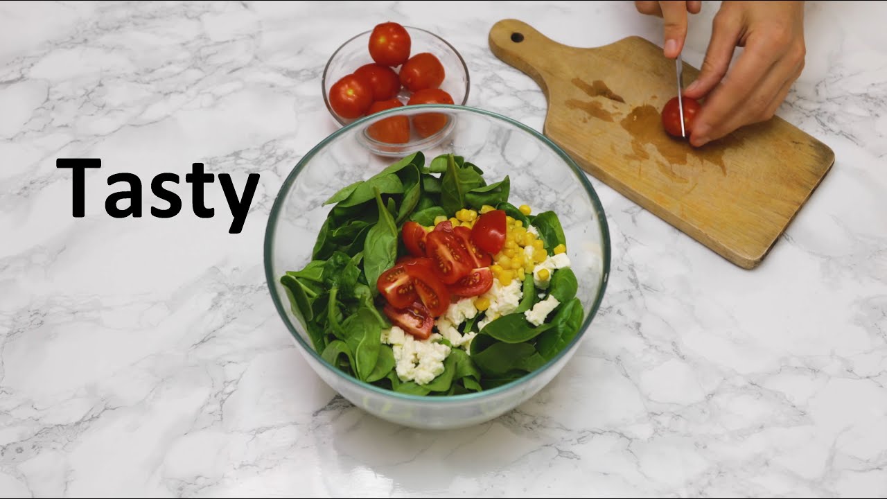 Tomato salad with baby spinach