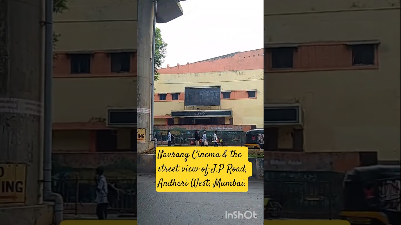 Кинотеатр «Навранг» и вид на улицу Дж. П. Роуд в районе Андхери Вест, Мумбай.