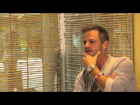 Video: Carmine Giovinazzo netto waarde: Wiki, Getroud, Familie, Trou, Salaris, Broers en susters