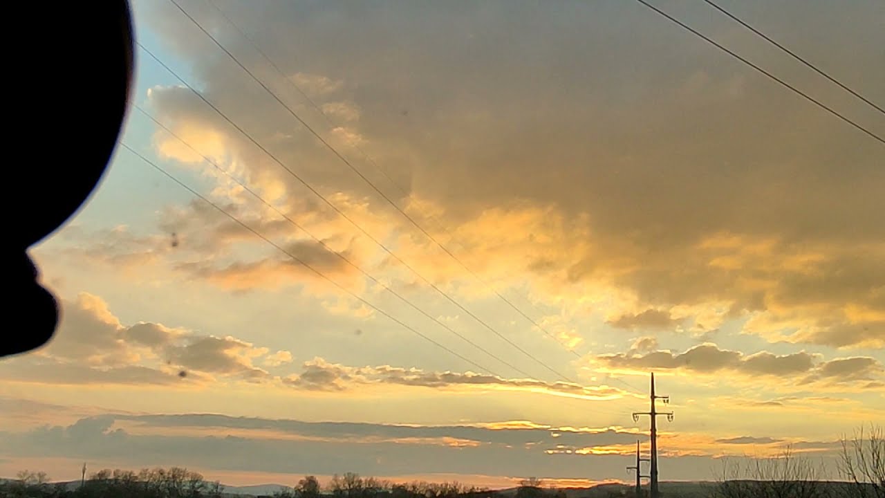 красивый закат над городом. закат солнца летом в ясную погоду. окно поезда ночью. красивый закат в городе. заход солнца 2022.