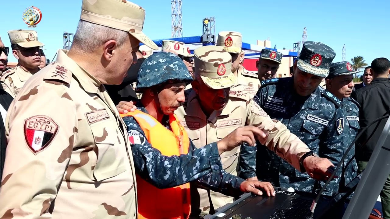 الفريق أول عبد المجيد صقر يتفقد قاعدة البحر الأحمر البحرية ويلتقى بعدد من المقاتلين‎