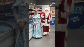 Русский магазин в Германии, Mix Markt. Поздравления Деда Мороза и Снегурочки несмотря на санкции ЕС.