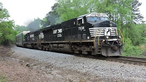 HD: NS 7538 leads NS Train 298 in Winston, GA