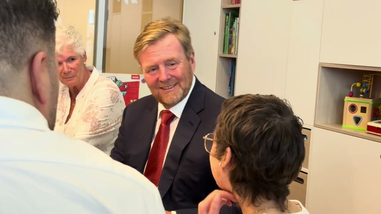 Koning WA ontmoet jong patiëntje op kinderafdeling Brandwondencentrum Beverwijk