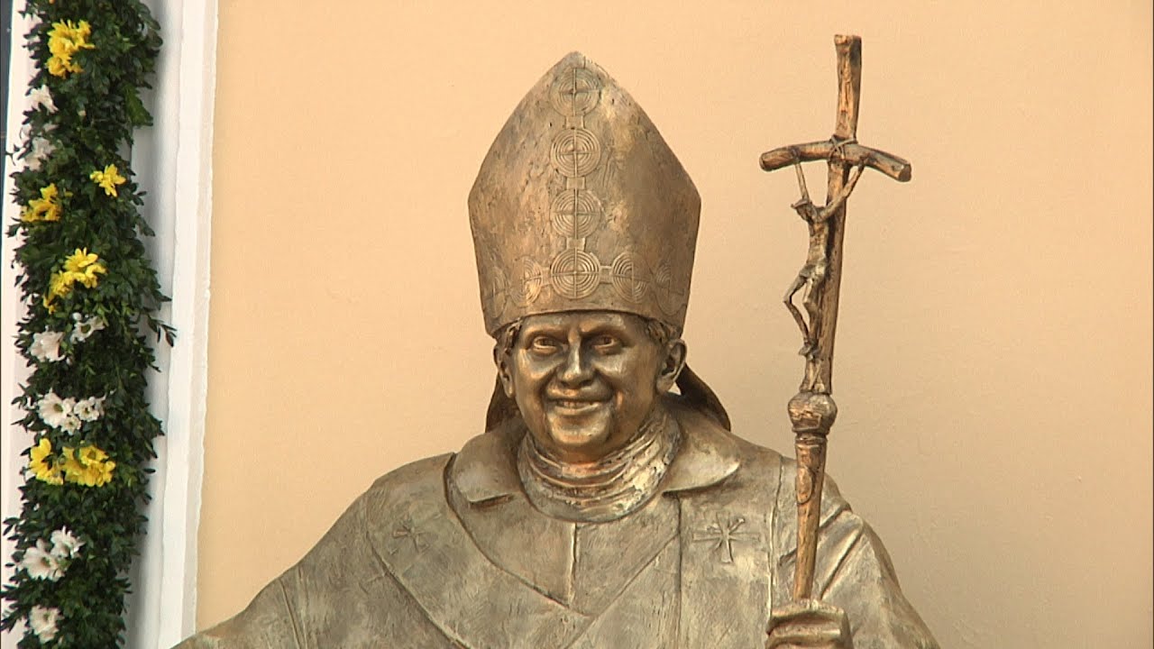 Papststatue Benedikt XVI. Feierliche Einweihungsfeier in Altötting am 11. September 2016