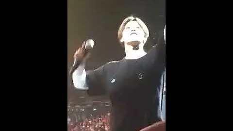 [FANCAM] BTS THE WINGS TOUR JIMIN CLOSE FLIRTING WITH FANS