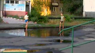 Пацаны бегают по луже. Кувандык, Оренбургская обл. Пацаны бегают по луже. Кувандык, Оренбургская обл.