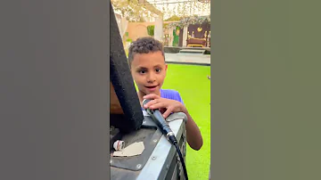 لما تكون شغال دي جي و تلاقي طفل جاي يرازيك 