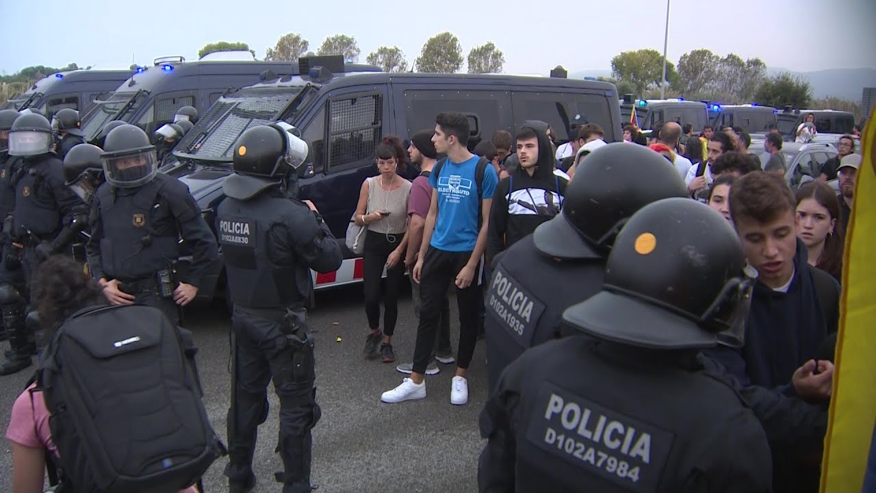 Mossos cargan contra manifestantes en el exterior de El Prat