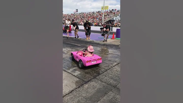 little girl doing burnouts in toy car - DayDayNews