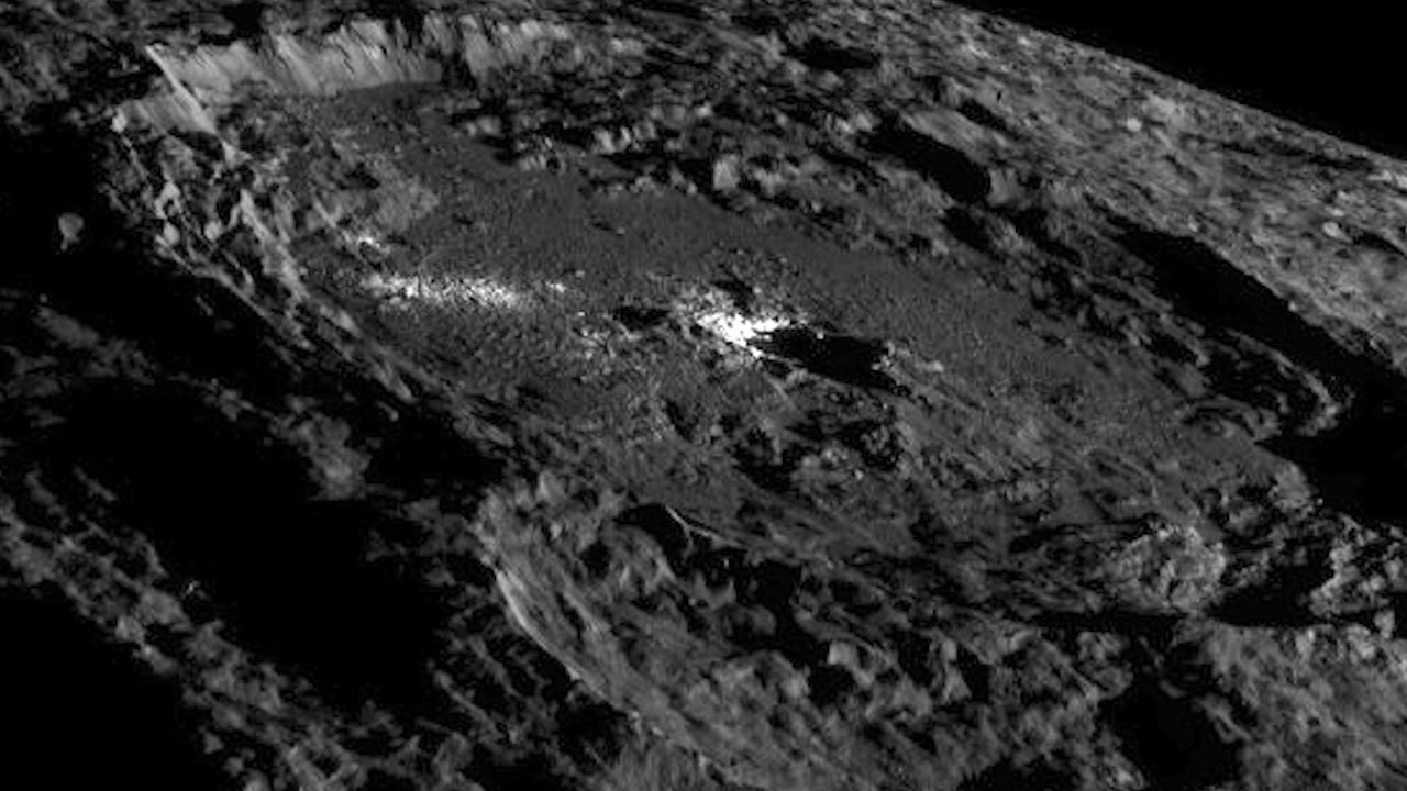 El intrigante blanco del cráter Occator de Ceres