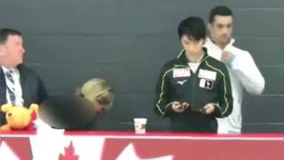 Yuzuru struggles with gloves this time. Caught glaring at his mom