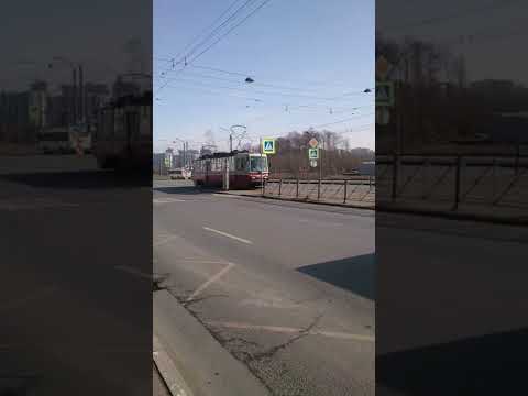 Автобус Паз обогнал