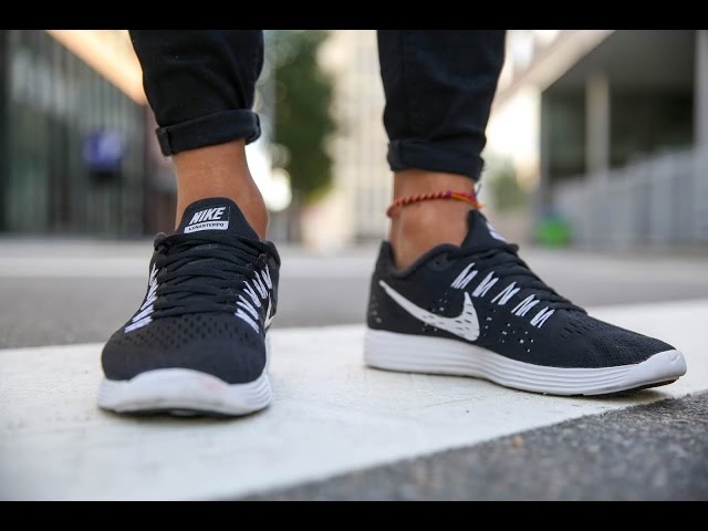 nike lunartempo 2 on feet