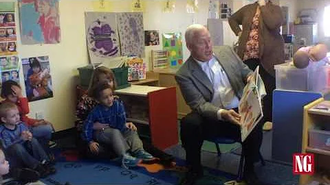 Mayor Tom Prather Reads to Elementary School Child...
