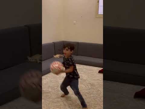 سلمان يلعب كورة مع موكا أطفال  ضحك قطط حارس ميسي قطط صغيرة