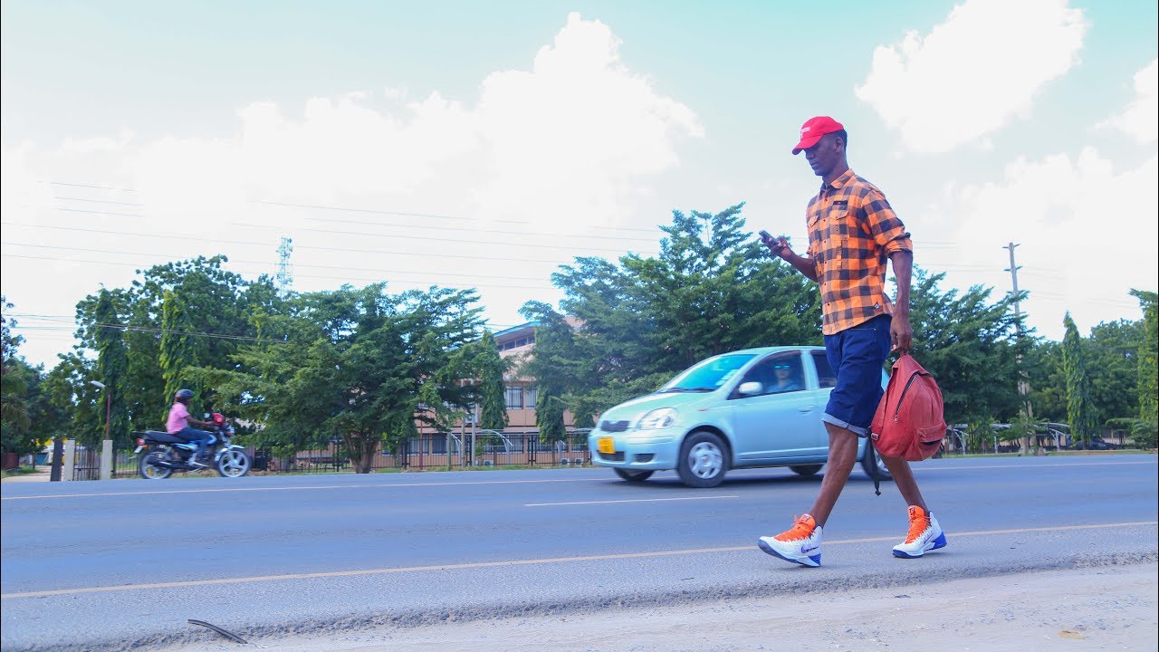 Mtanzania ambaye akikosa siti ya mbele kwenye daladala hasafiri