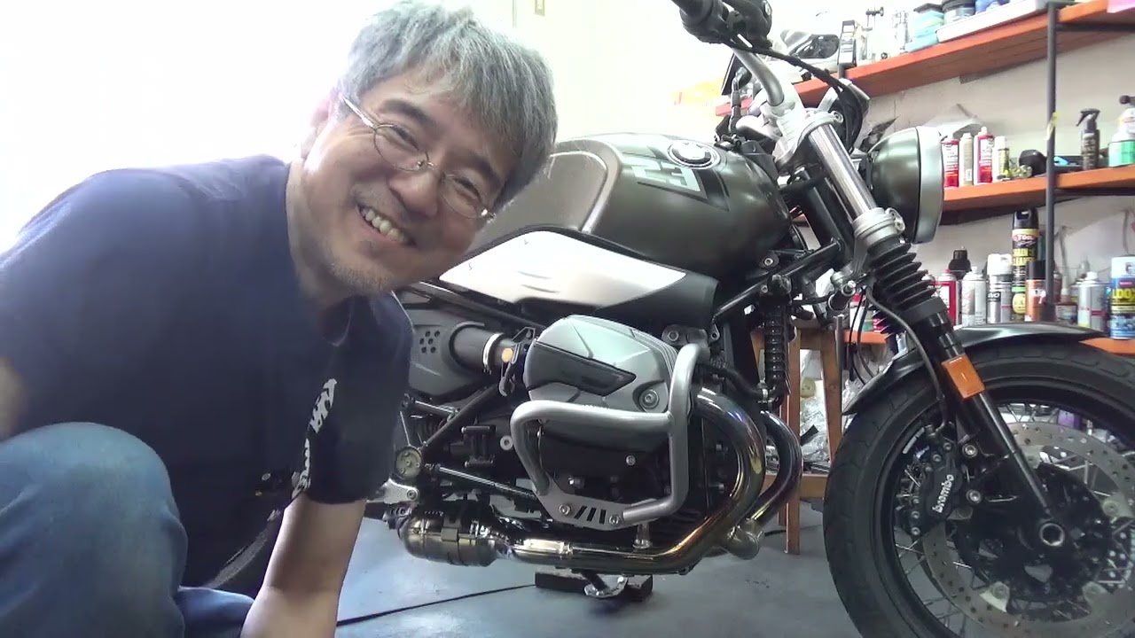 R nineT Scrambler engine oil change - YouTube
