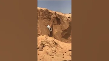 سياره تسقط في صحراء الربع الخالي 