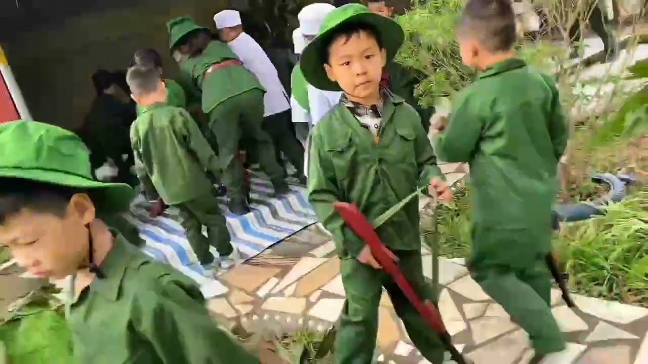 Anh Đức trải nghiệm chú bộ đội