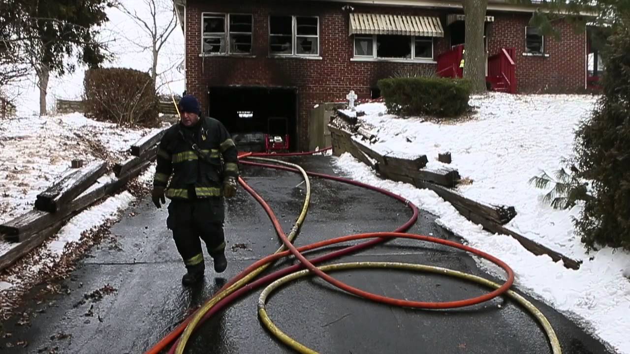 Man, woman pulled from Belleville house fire - YouTube