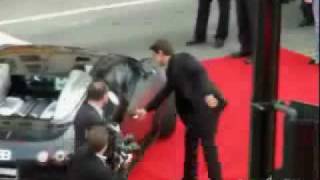 tom-cruise-cannot-open-the-door-of-his-bugatti-veyron-ar8283