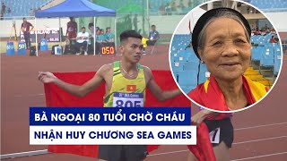 Xúc động bà ngoại 80 tuổi chờ cháu nhận huy chương SEA Games mới ra về