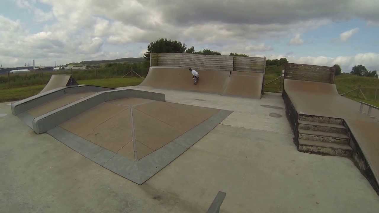 Pedro Gabriel (11) skatista voador no skatepark de Muir of Ord