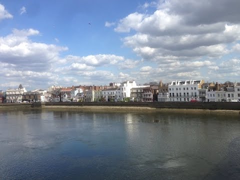 Vidéo: Pouvez-vous passer sous le pont Hammersmith ?