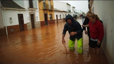 Le inondazioni fanno almeno sette morti in Spagna