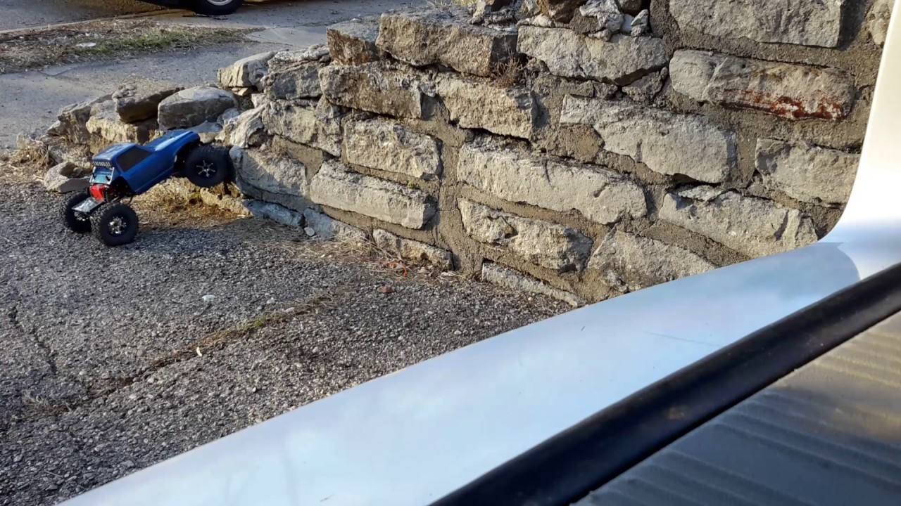 Featherweight scx10 doing work! 