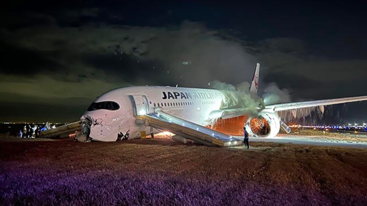 機内に煙「早く出して」 日航機炎上 - YouTube