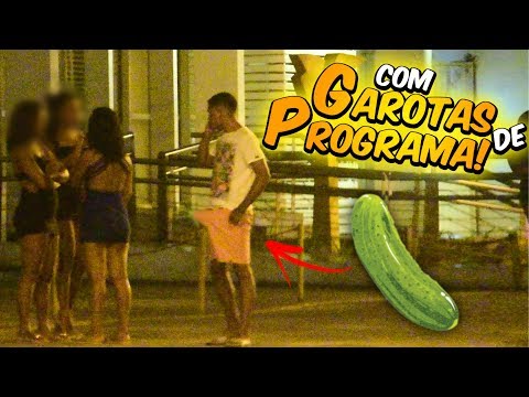 PEDINDO INFORMAÇÃO COM PEPINO NAS CALÇAS ÀS GAROTAS DE PROGRAMA