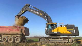 Volvo EC480E loading truck