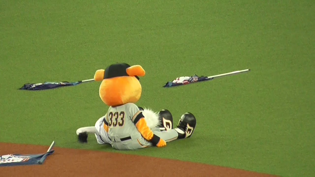 ジャビット君とフラッグパフォーマンス　１日目にレオのお手本を見たジャビット君が代わりに・・・