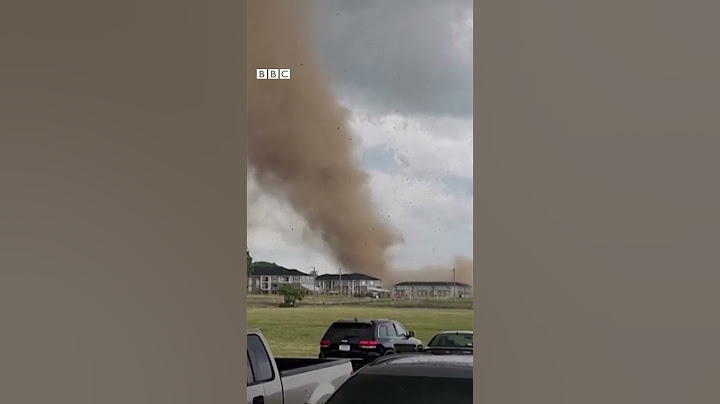 Powerful Tornado: சுழன்று அடித்த பயங்கர சூறாவளி... தூக்கி வீசப்பட்ட கூரைகள்.