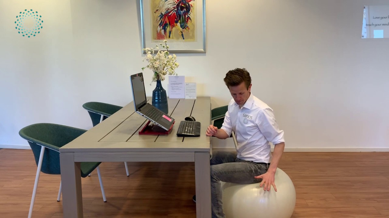 Zitten op een bal i.p.v een stoel. Is dat goed? - YouTube